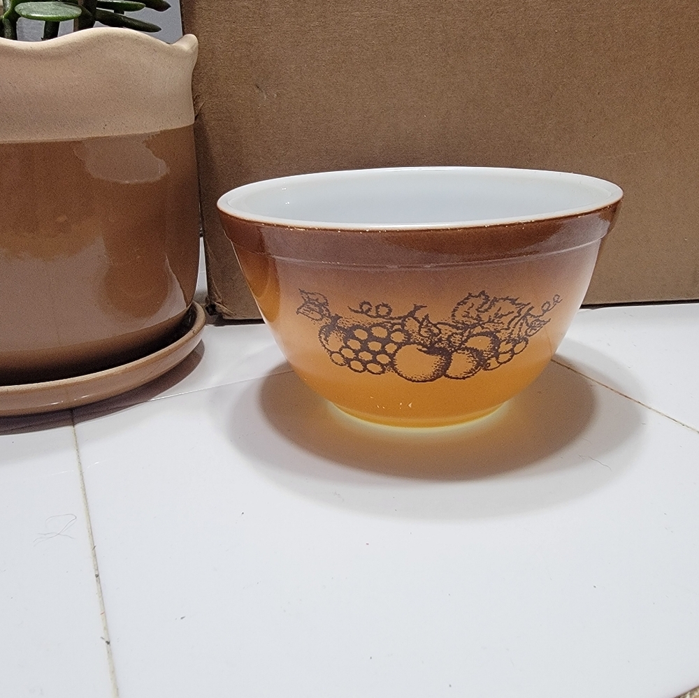 Pyrex fruit 401 bowl
